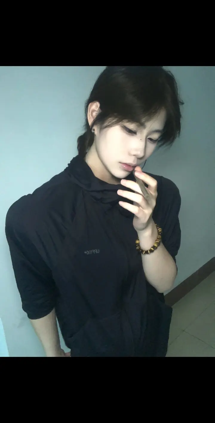 女人靠近 先传来的是香气。