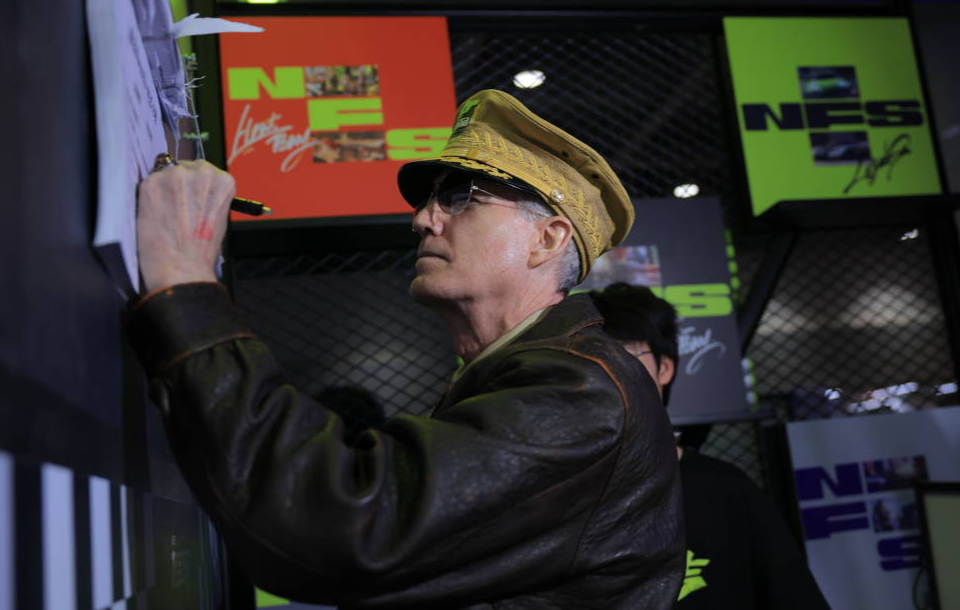 #GTR开进萤火虫漫展了# 今天最大的看点肯定是麦克阿瑟和周大爷尬舞，五星评论家