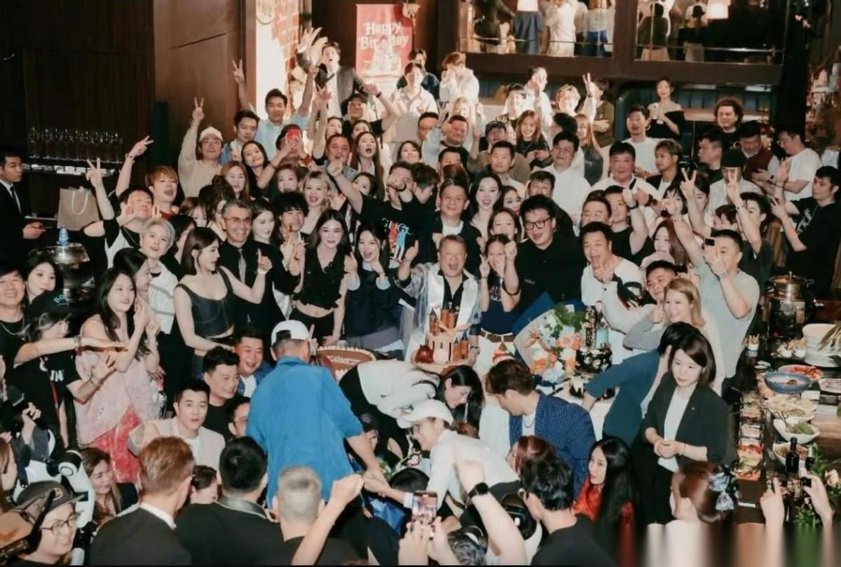 曾志伟的73岁生日派对，破天荒地选在深圳办，上百位圈内好友到场祝寿，一眼就能看出