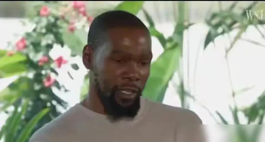 杜兰特一开口，引发大量讨论，冲着刚捧杯的布伦森给出建议，劝他别死盯着卫冕，趁着夺
