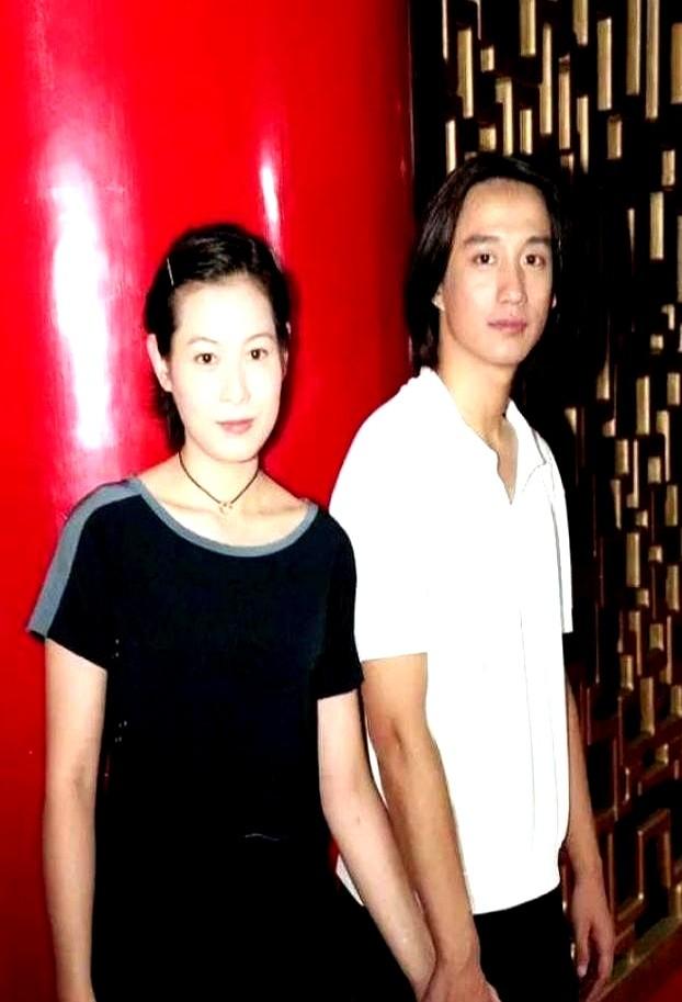 04年，黄磊婚前两天给刘若英打电话，问“你不点头，我就取消婚礼”。

她只说“去