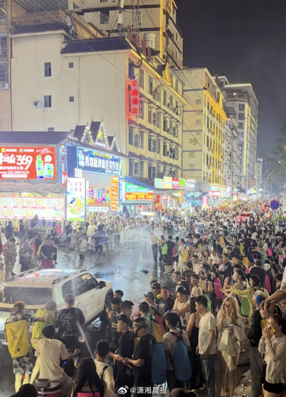 【#女子泼水节被喷到崩溃蹲地大哭#，#女子被恶意泼水路人一直追着滋#，#游客称看