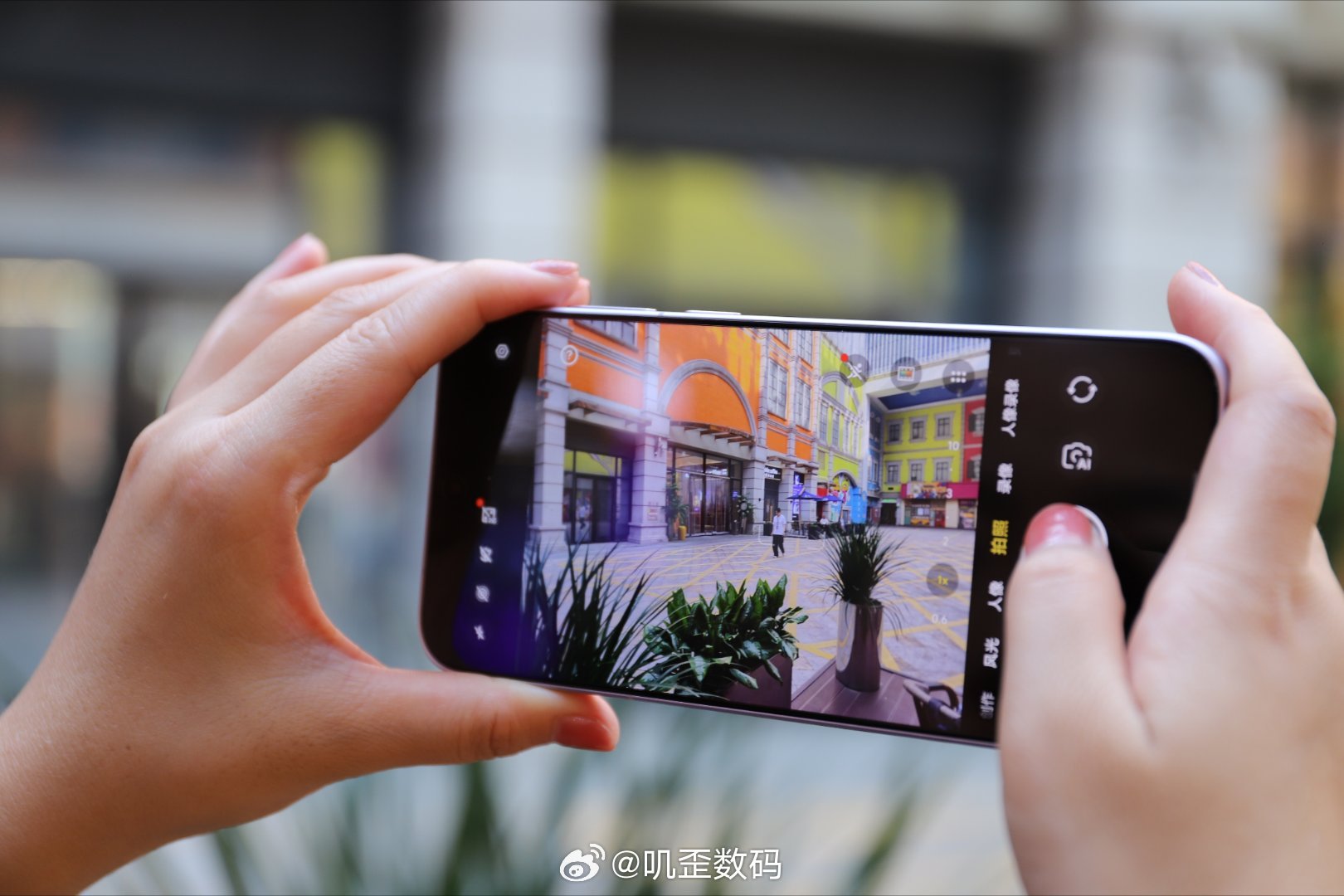 vivo X300s显然是继承了Ultra的V单属性，做到了把专业级的蔡司影像下
