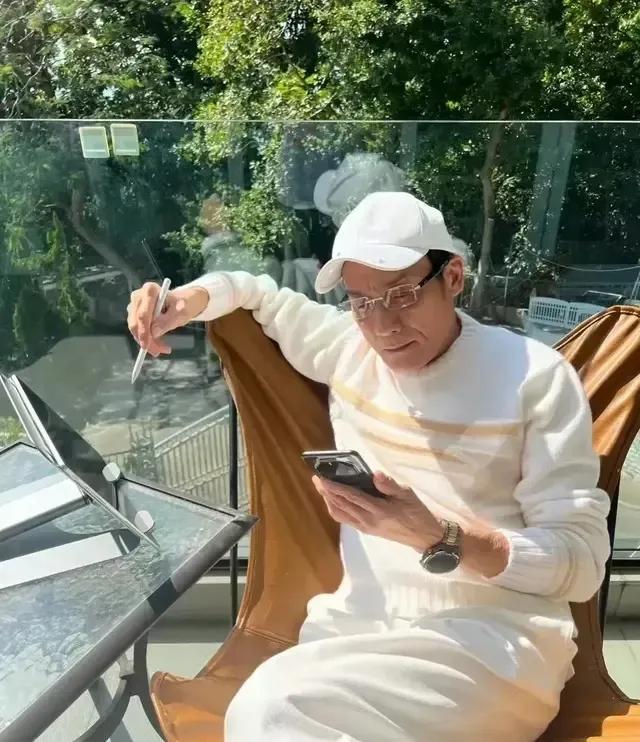 真的不得不让人吐槽
香港著名演员梁家辉
显摆，嘚瑟
全套华为高端装备
[赞][赞