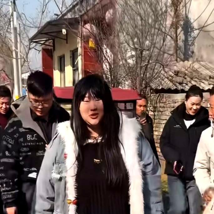 女儿回门带了两大车礼，被全网骂“空手而归”。
 
她刚推开家门，几十个手机就怼到