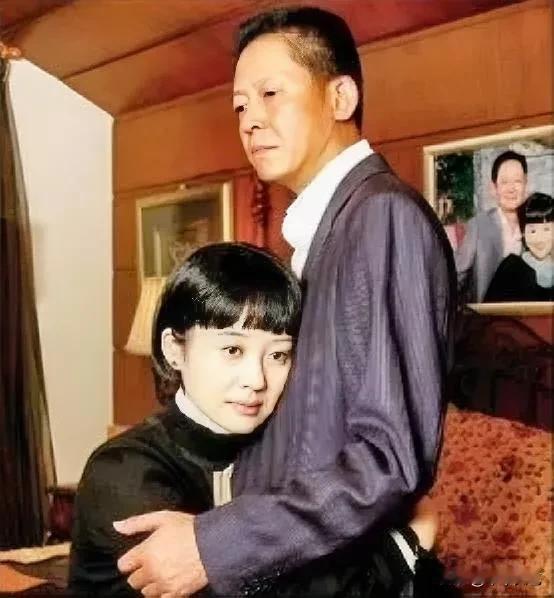 王志文和许晴的感情，宛如一部让人喟叹的爱情影片。他们因《皇城根儿》而结识，彼时许