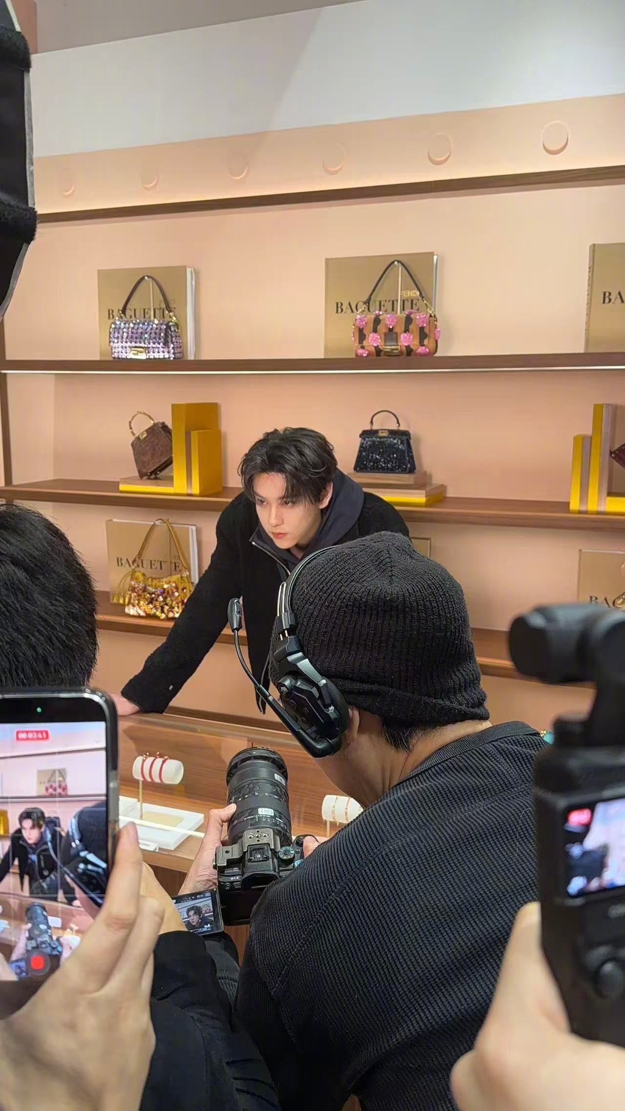 田栩宁FENDI上班田栩宁今天线下营业生图，颜值和状态看着都很不错啊！ 