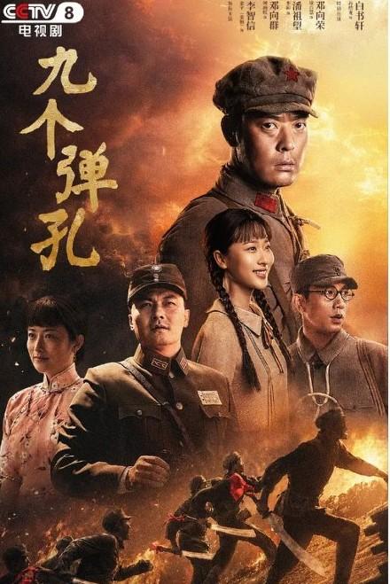《九个弹孔》里邓向荣和邓向群姐妹俩，性格差异太明显。邓向群由何雨虹饰演，活泼外向