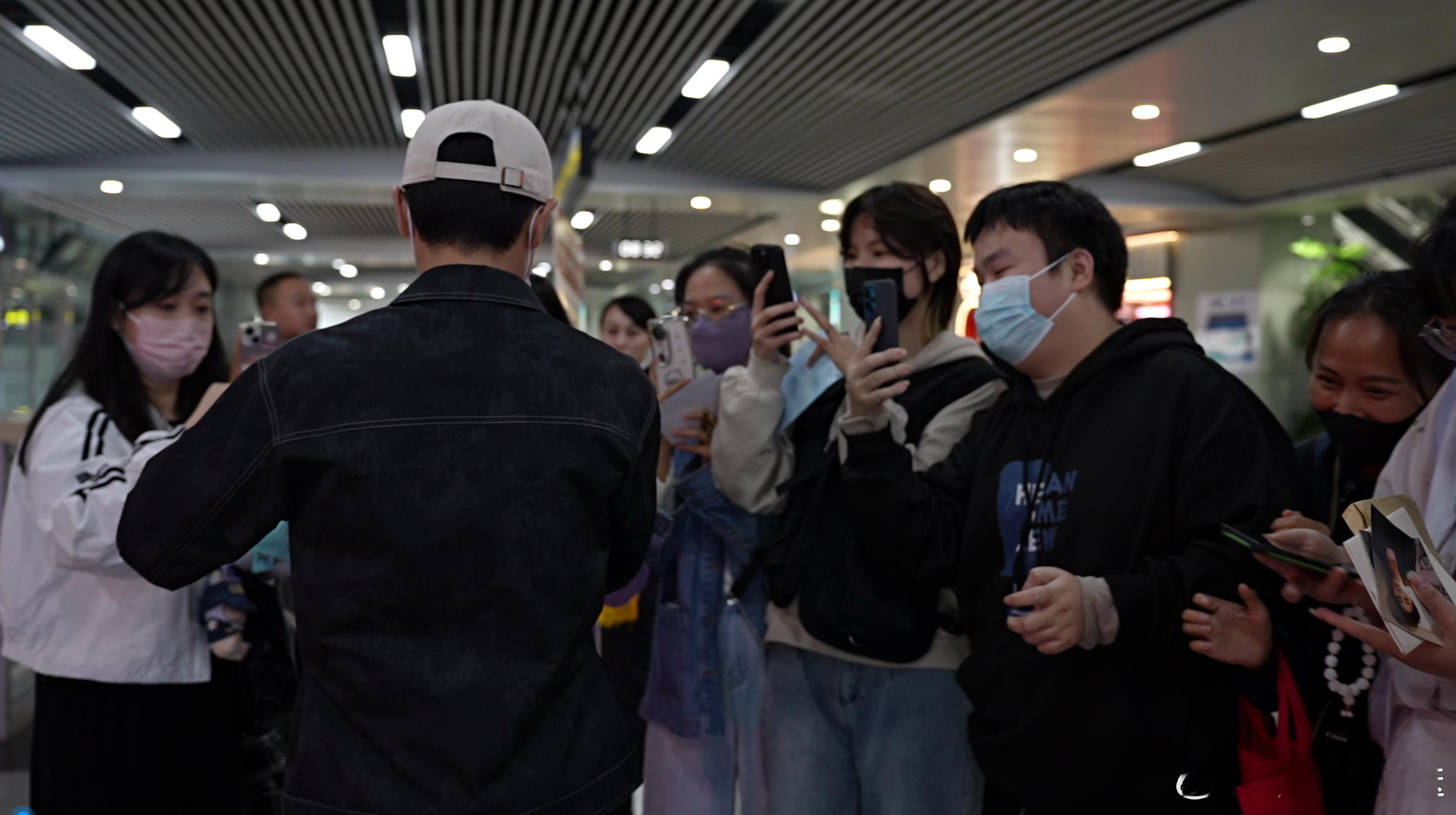 曹骏机场给粉丝送凤梨酥 粉丝带娃接机喊曹骏舅舅 入曹家军必须高喊一声“值”！每次