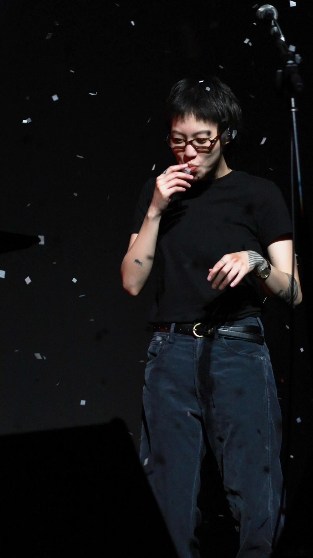 歌手直播王菲窦唯共同创作窦靖童演唱窦靖童首场唱爸爸最后唱妈妈王菲与窦唯合力创作的