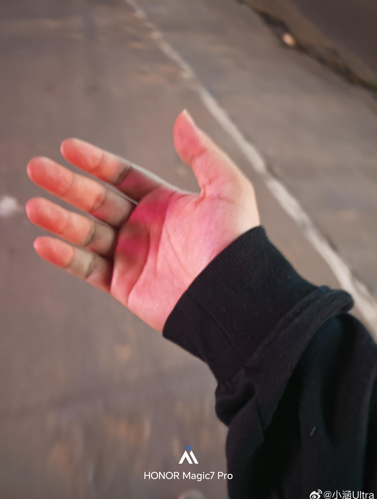 昨天又降温到该穿外套的气温了……
今天又有点热了[允悲] ​​​