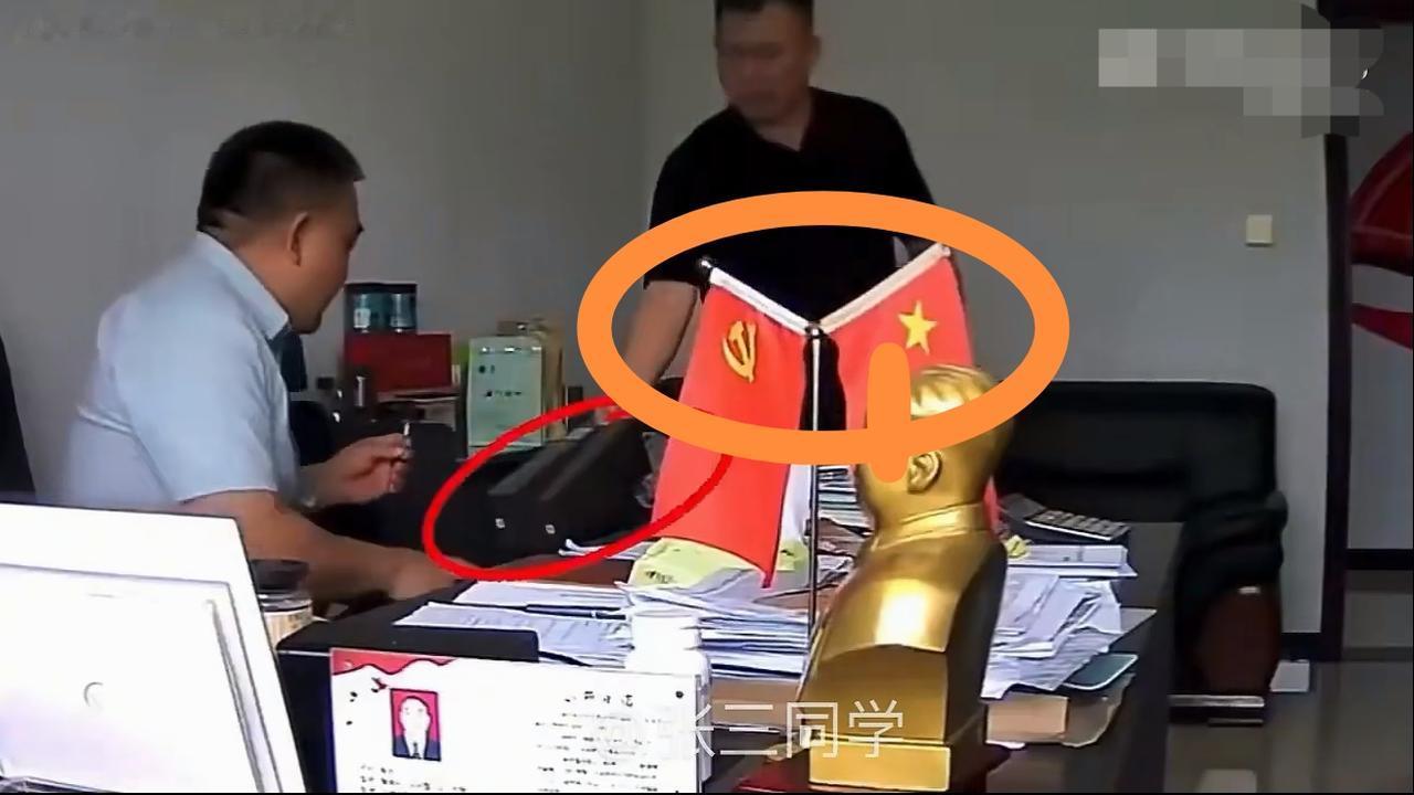 一个G有企业董事长，收礼收到手软。他对的起谁？对的起桌面上的两面旗子吗