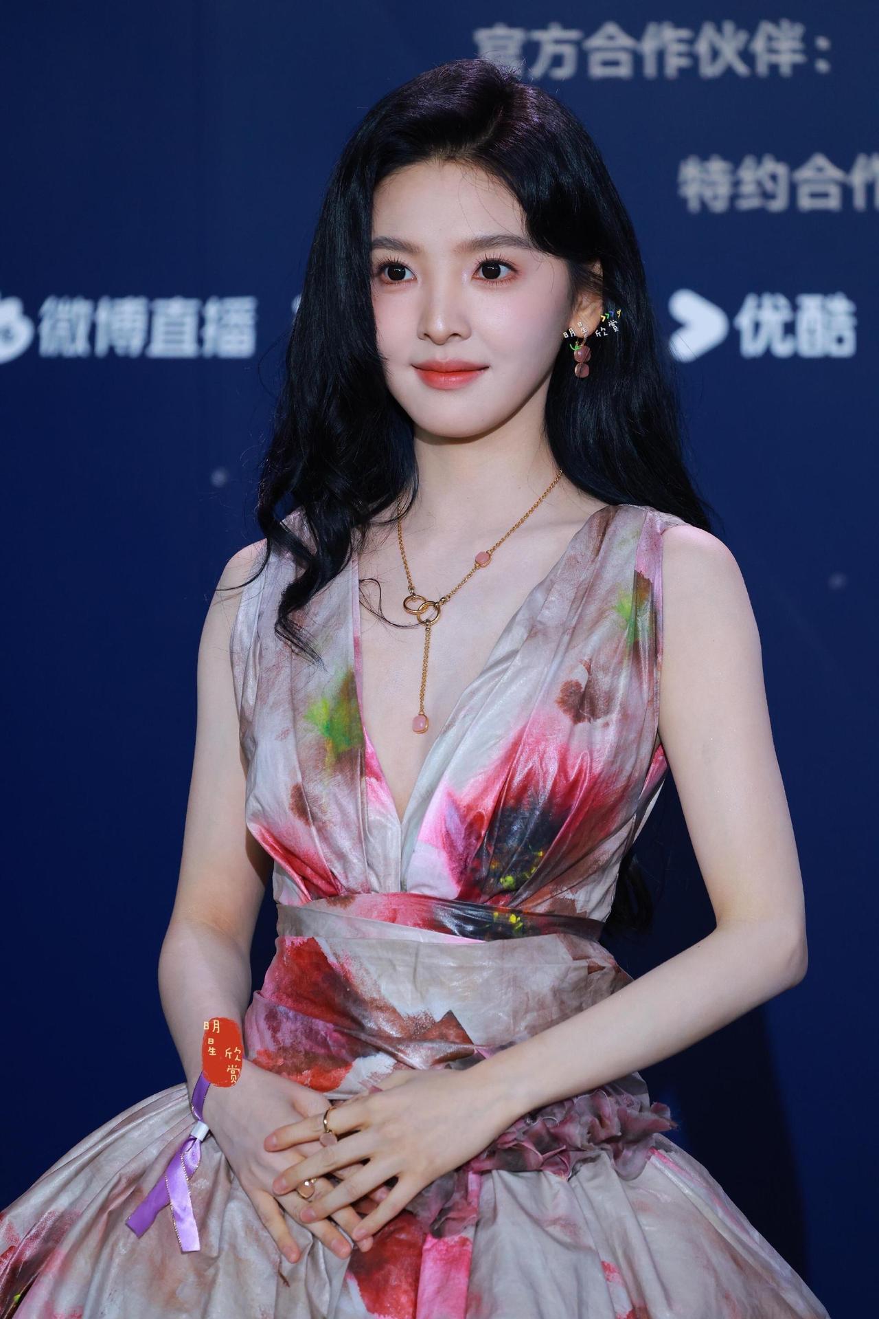 6月14日，微博电影之夜红毯又出爆款。章若楠穿着一身花朵蓬蓬裙走过去，瞬间刷屏。