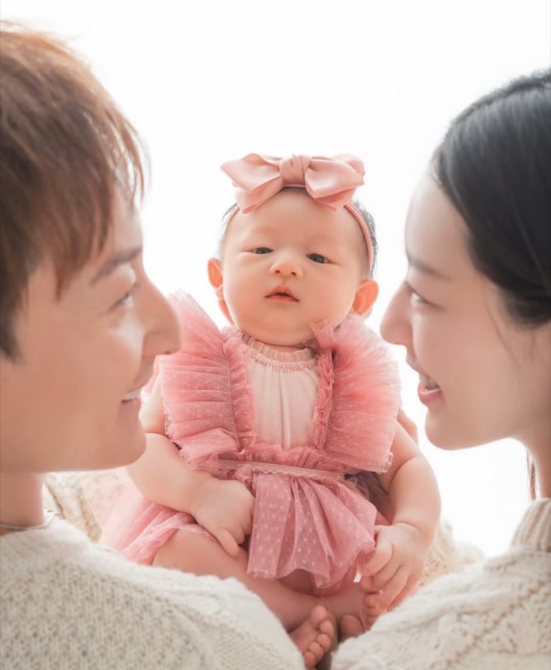 方力申晒一家三口合影，女儿和方力申一个饼印 