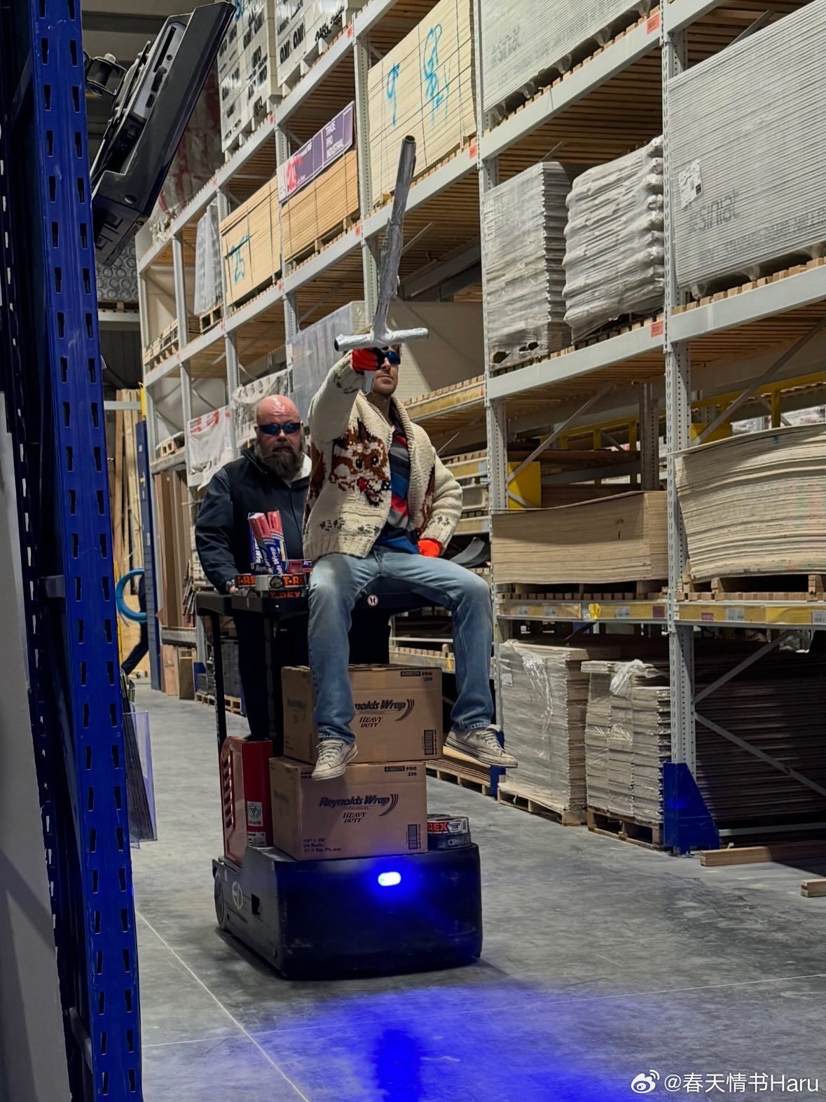 瑞恩·高斯林这张为了宣传《挽救计划》在建材商店里拍的照片也太中二了 