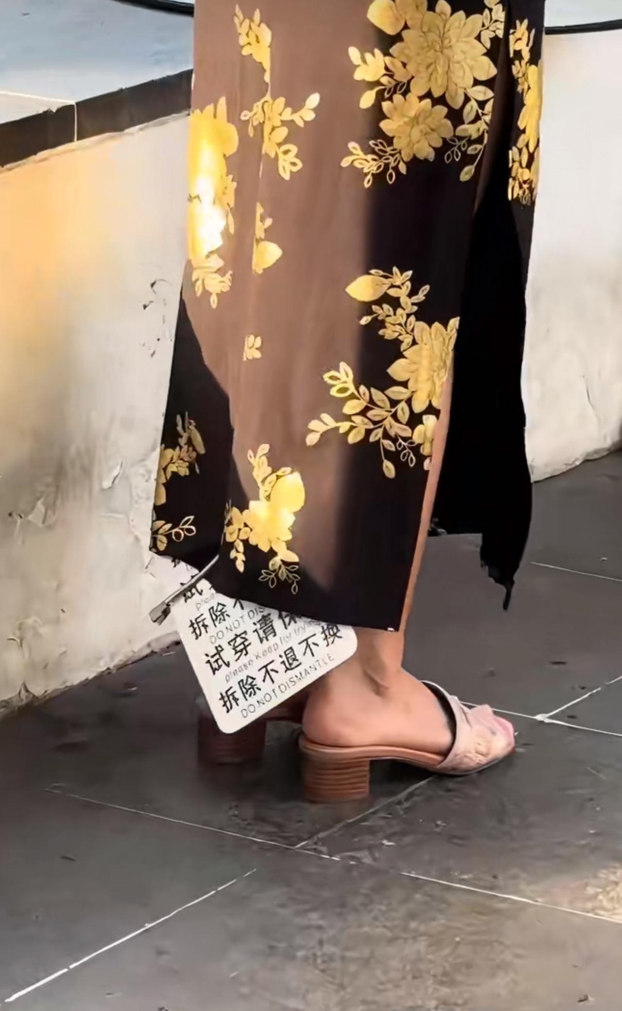 太难了…上海一女子穿着带有巨大吊牌旗袍街头拍照，这么大吊牌也阻挡不了白嫖真是服了