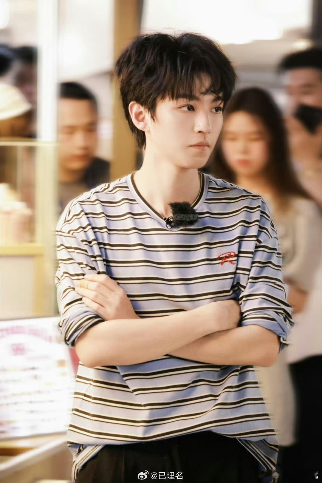 黄晓明说王俊凯干得比他好中餐厅南洋拾光季中餐厅后厨备菜环节王俊凯基本功扎实，利落