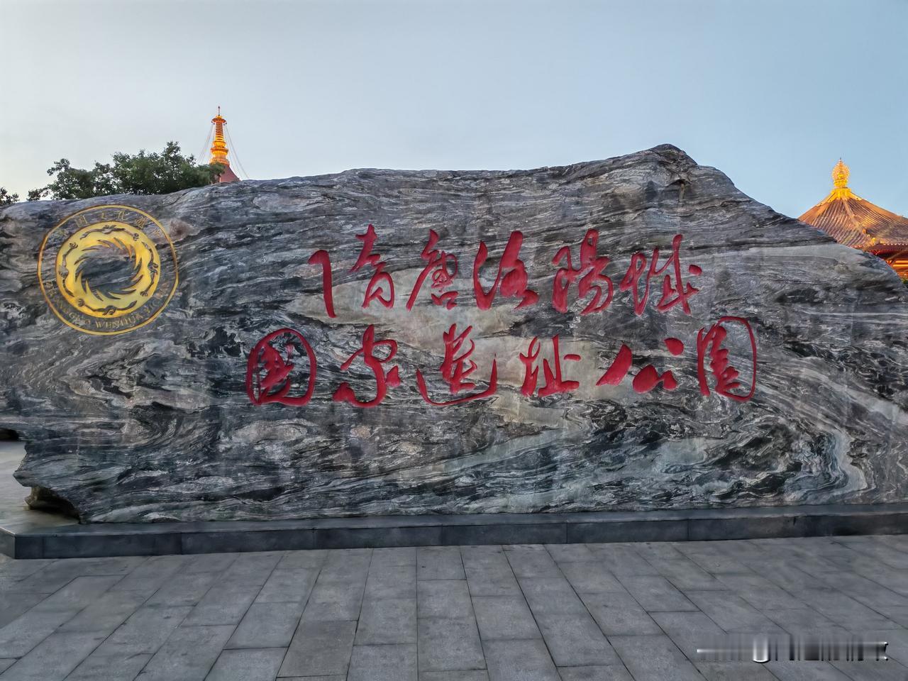 在洛阳停留四晚五天，白天赏花观景，夜晚品味古都古韵。

洛城白昼，繁花似锦，牡丹