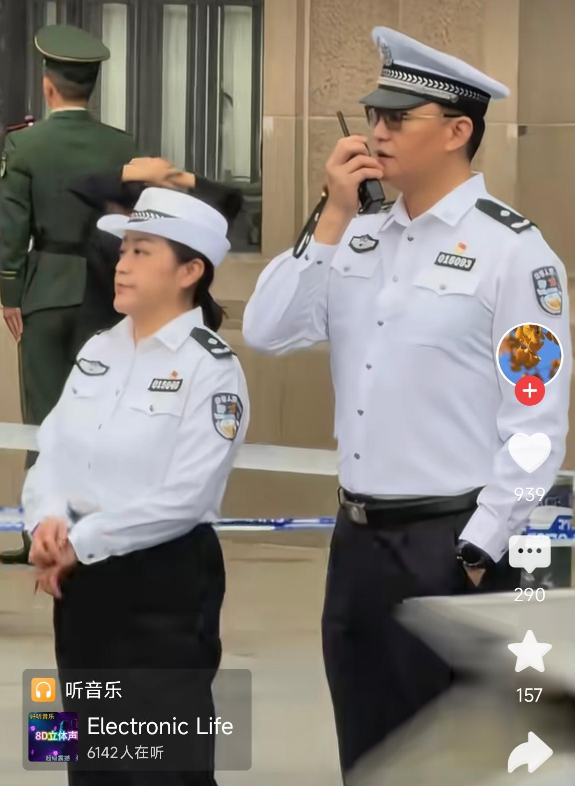 上海外滩，指挥交通的警察，英姿飒爽[赞]