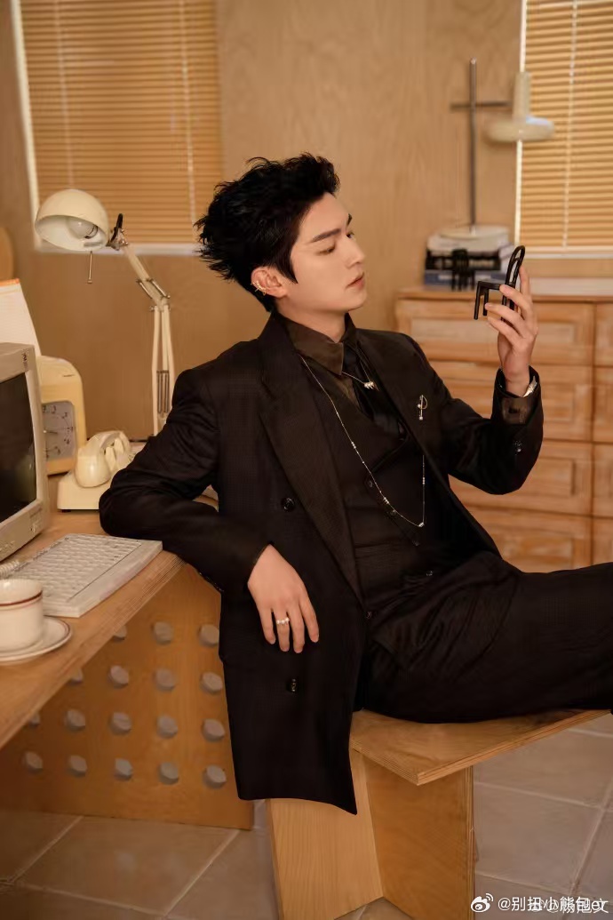 谁来懂一下杨旭文这个耳骨夹被杨旭文的耳骨夹狠狠拿捏！单侧设计氛围感拉满，搭配黑西