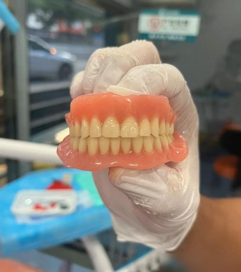 以前觉得洋货是体面，现在看那些假发、皮包，满脑子都是太平间的福尔马林味。

这波