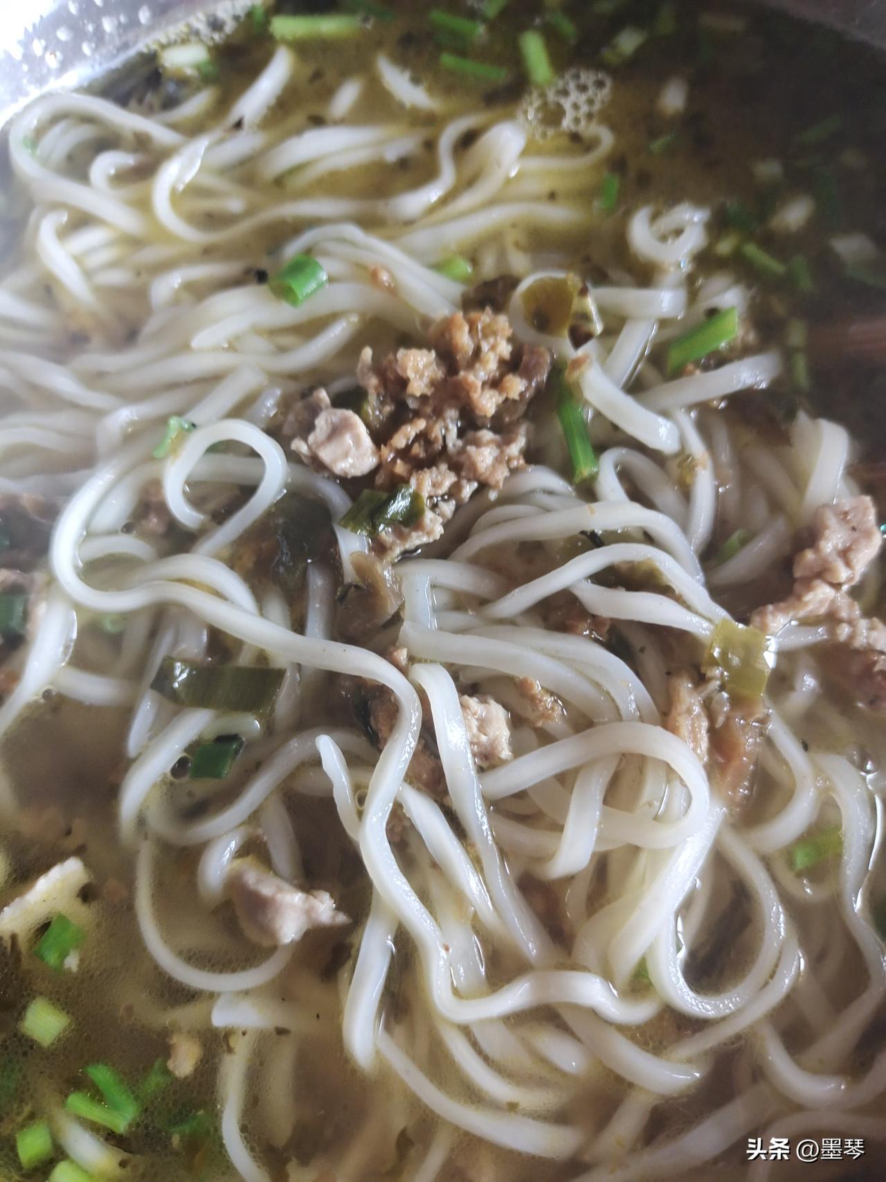 没回来以前，我们家小公主馋得可以吃一头猪那么多，走喽以后她老娘天天吃剩的不知道要