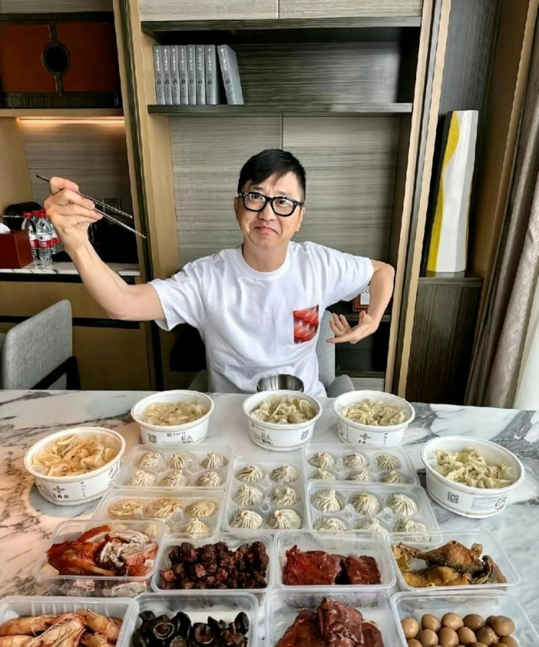 庾澄庆这一桌豪华外卖，看着也太香了吧！我真没想到明星也吃外卖啊！ 