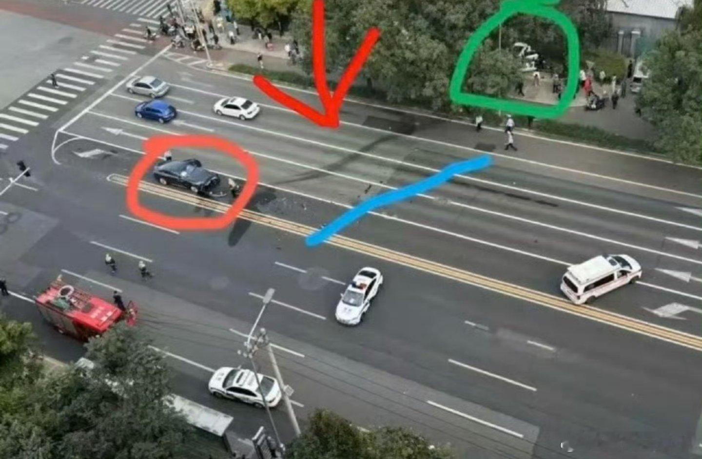 陈震劳斯莱斯发生车祸我的天，没人关心一下比亚迪车主的受伤情况吗？[泪奔] ​​​