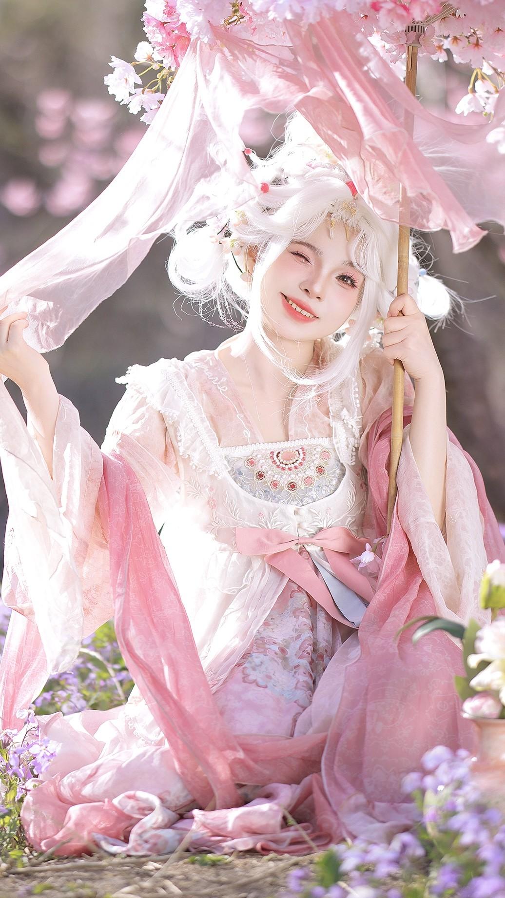 “又吃了一斤可爱”。出镜：张家小界 妆造：穆然