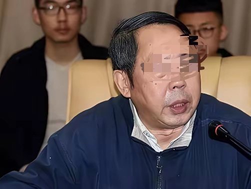 2018年，有人写了七千字，劝我们“优雅地投降”。他说，别搞什么高端产业了，退回