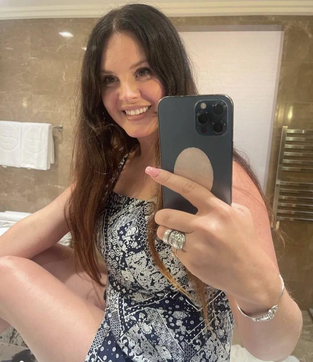 Lana Del Rey 最新自拍，好可爱的小女孩！
我觉得很美，可以直接做专辑