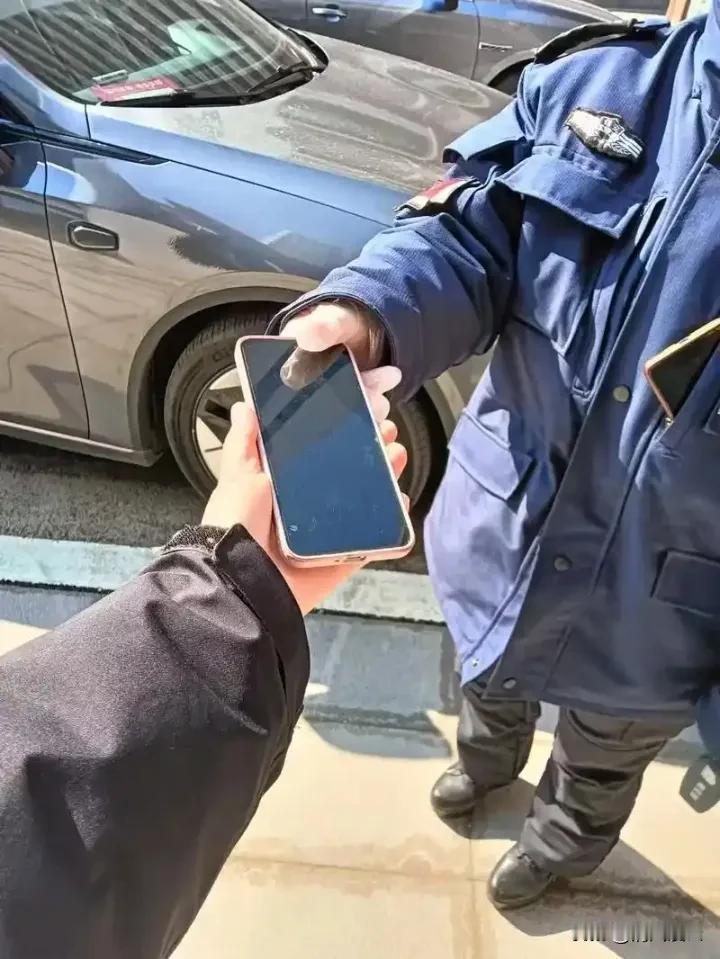 人一定要感恩！！！
早上起来给孩子买早餐，骑着电动车回来的时候，一个骑电动车的小
