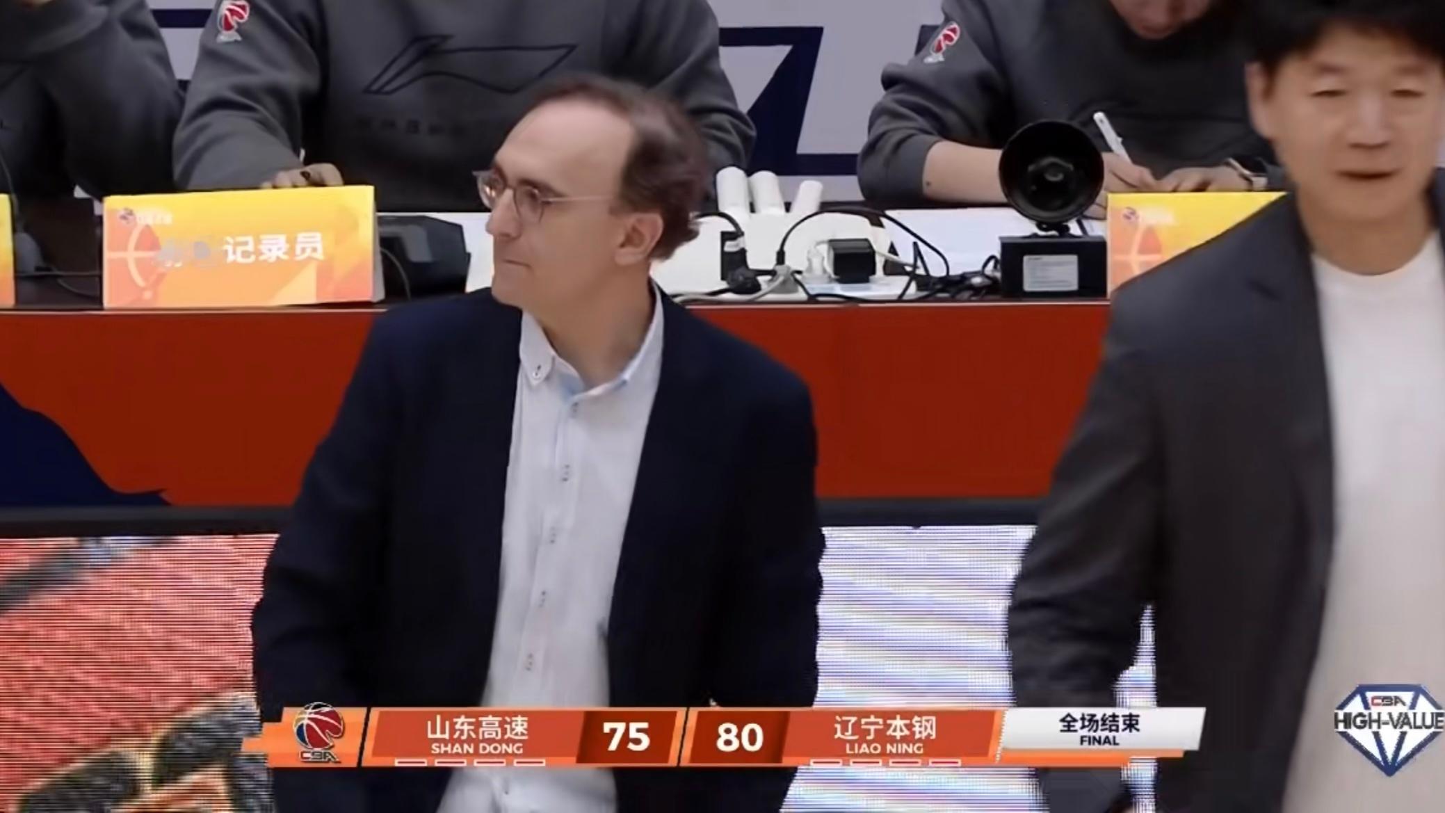 辽宁客场击败山东，赵继伟末节贡献关键防守，山东这排名要往下掉了。cba