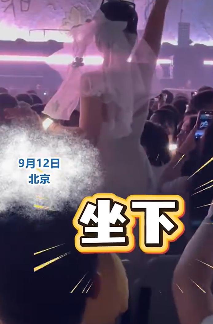 想表演“我是主角”，结果发现“我是小丑”。
赵雷北京鸟巢演唱会情侣现场求婚被观众