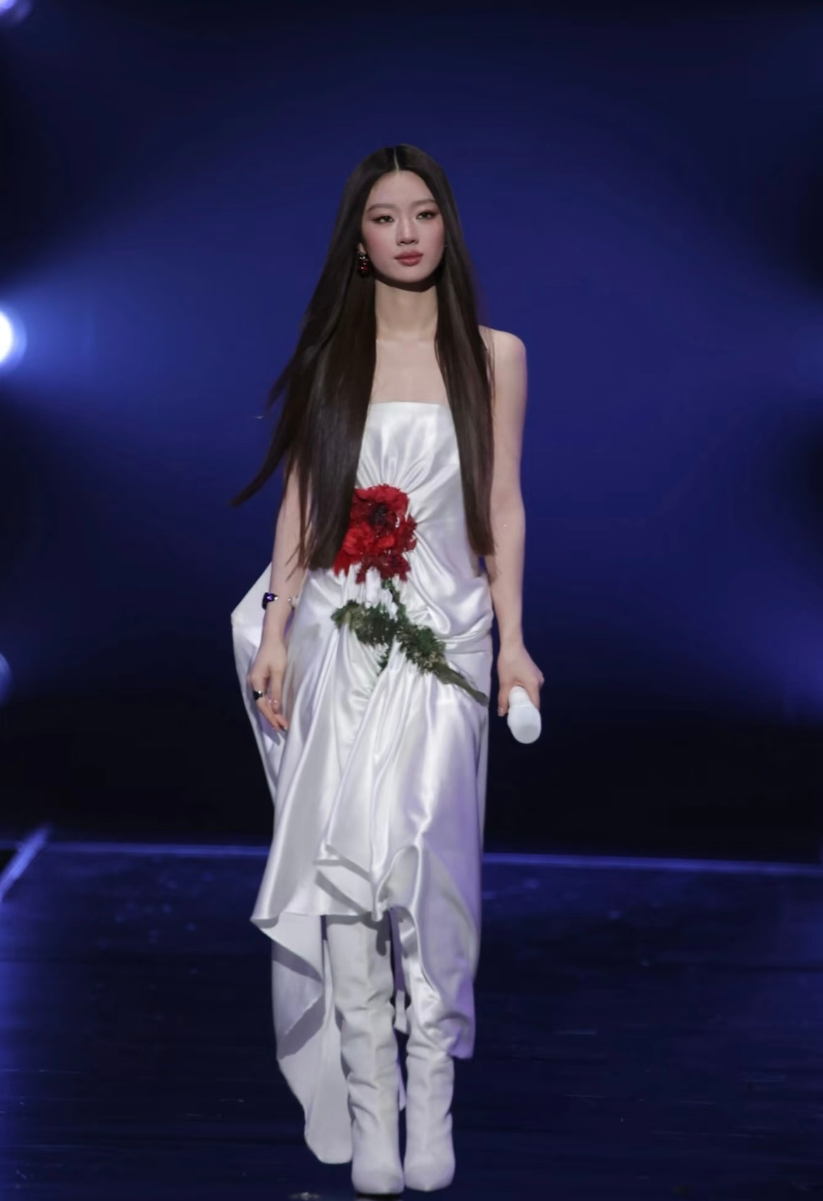 乐评人谈李荣浩指控单依纯侵权这场版权风波，给整个音乐行业敲响警钟。改编可以有创意