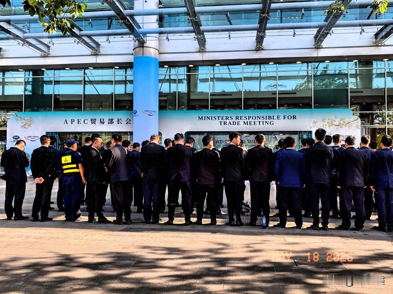 这里就是APEC会议主会场，人们正在紧张地忙碌着。