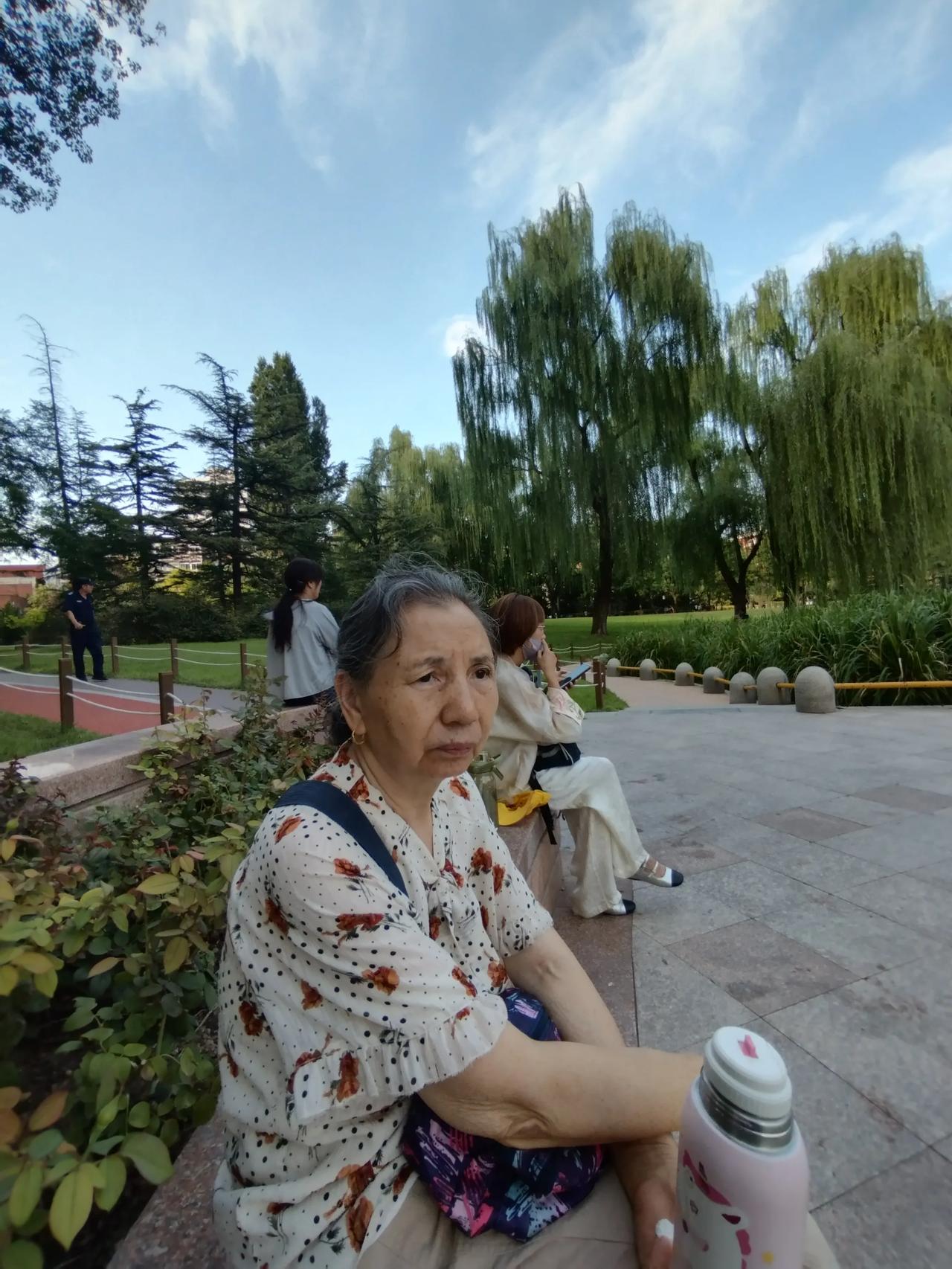卜算子   中秋夜

快意是中秋，明月莲池坠。
把酒何人共我樽，独与冰轮醉。
都