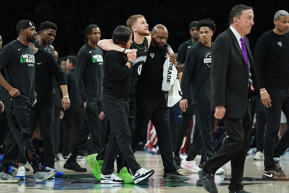 总比分3-1领先，但赢得太不容易了，森林狼首发主力迪文琴佐仅出场79秒就伤退，如