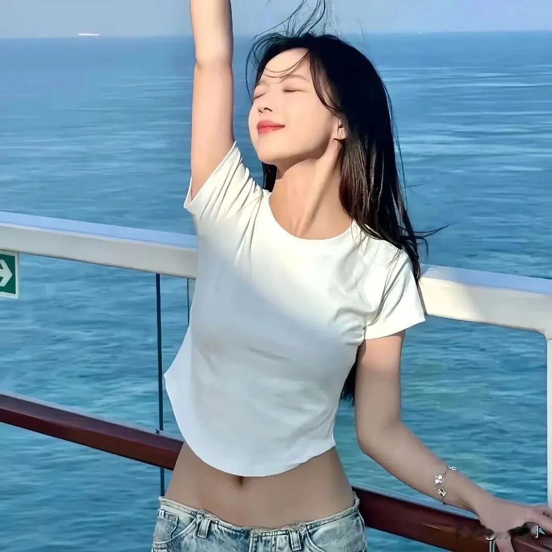 一袂清风揽碧波，潮声漫卷意如何。
举头欲共云帆远，垂手轻拈浪影娑。
白衫漫惹海风