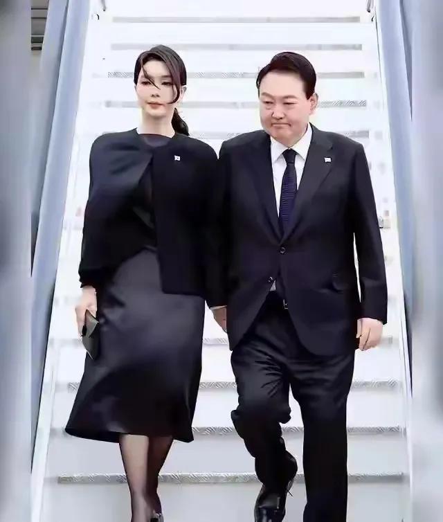 人家都是搞政治，这两口子给人感觉都是在搞政治秀！

尹锡悦之前三天两头出国访问，