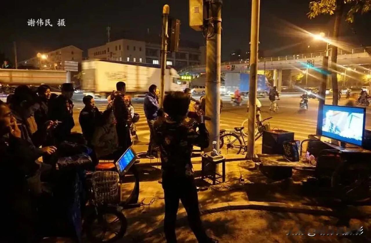 在上海街头，我看到了国内三、四线城市街景
#谢伟民随手簿#  晚归，在上海龙吴路
