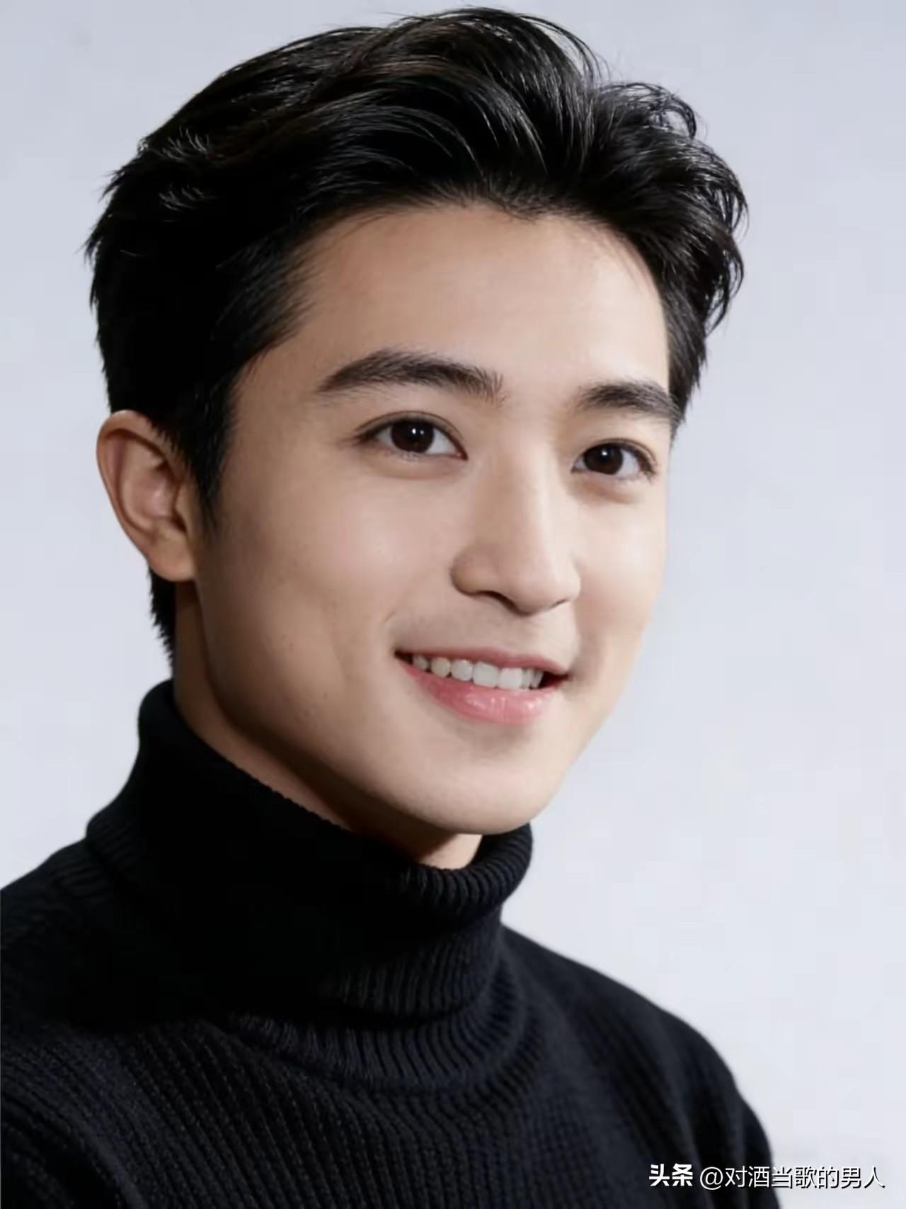 爱就大胆说出来，何必这样装神弄鬼。生命很短暂，没有那么多的时间捉迷藏。
真正的强