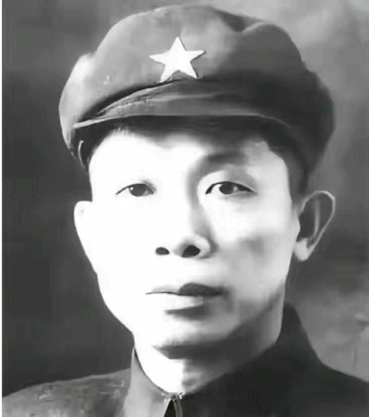 这是琼崖纵队司令员冯白驹。他在1955年没有被授予军衔，作为琼崖纵队的旗帜性人物