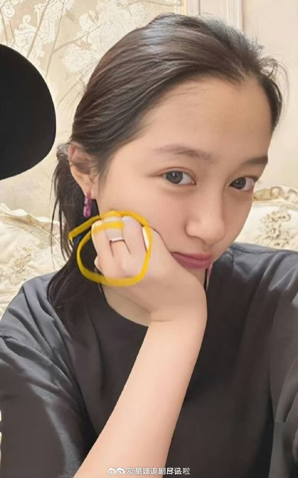 关晓彤戴戒指再上rs，网友纷纷猜测是不是和鹿晗好事将近。今年和鹿晗的恋情上了好几