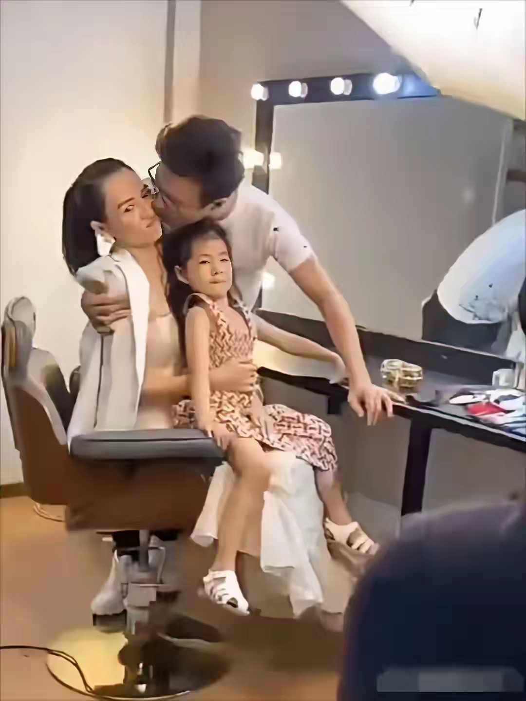 汪峰亲吻章子怡，章子怡是一脸的嫌弃，也为后来的离婚埋下了伏笔。​两情相悦，白头偕