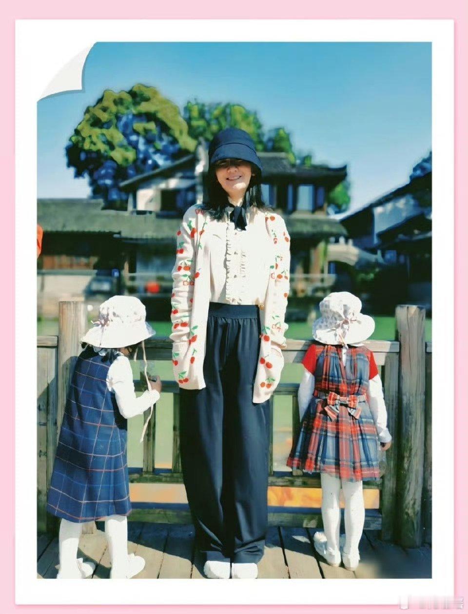 谢娜家双胞胎婴儿车给了撒贝宁家用  在CCTV-3暑期真人秀《你好时光》节目中，