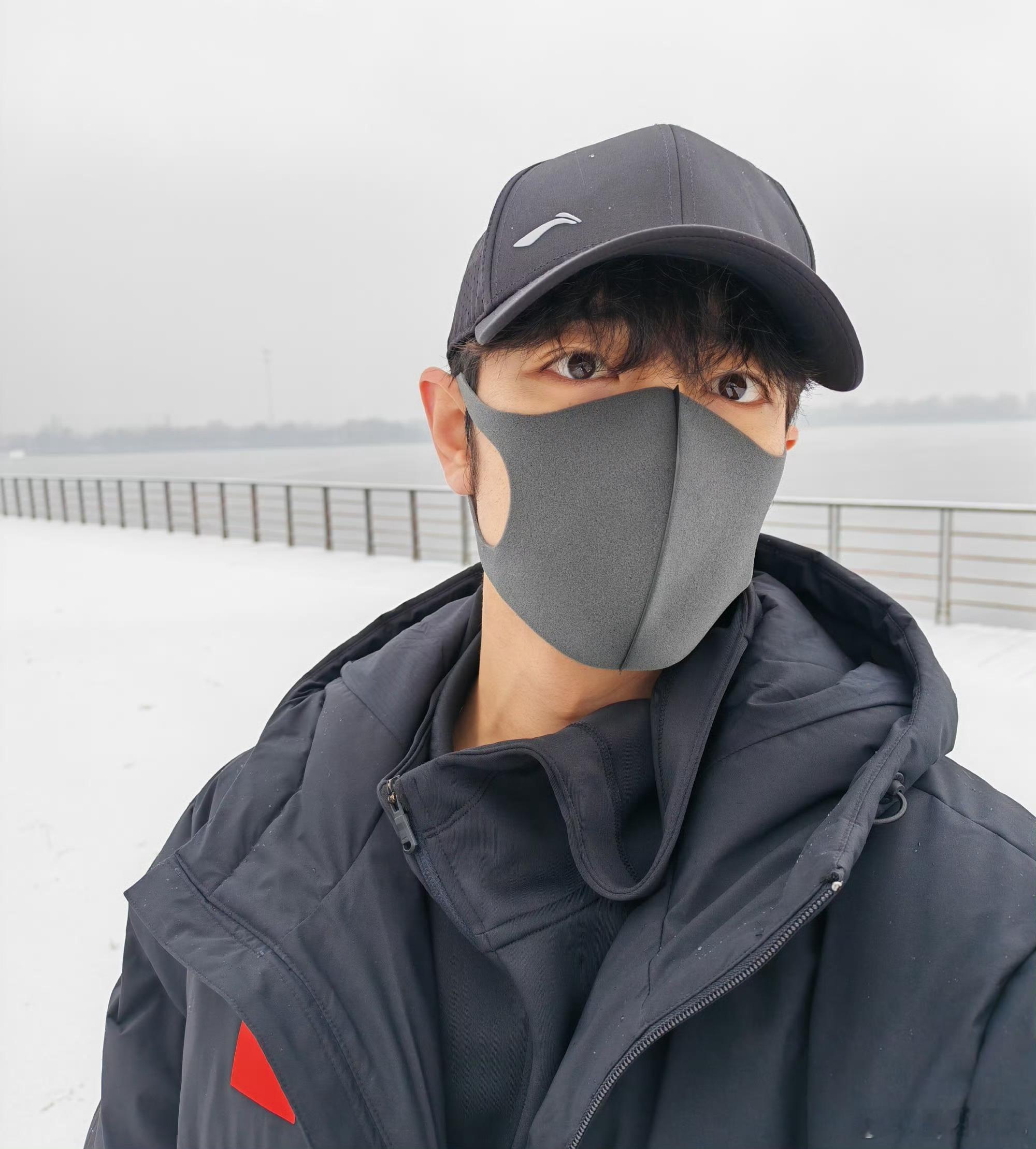 肖战堆的雪人倒了哈哈哈哈哈哈肖战你的雪人倒了！热心网友已经帮你安好了