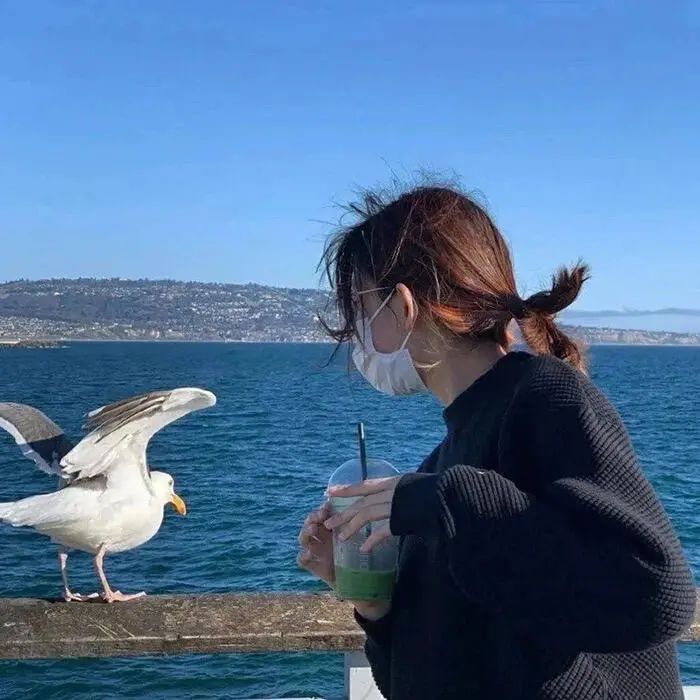 后来我不再选择在失败的关系里消失 我就要留着联系方式 让你能看到我往后的幸福 ​