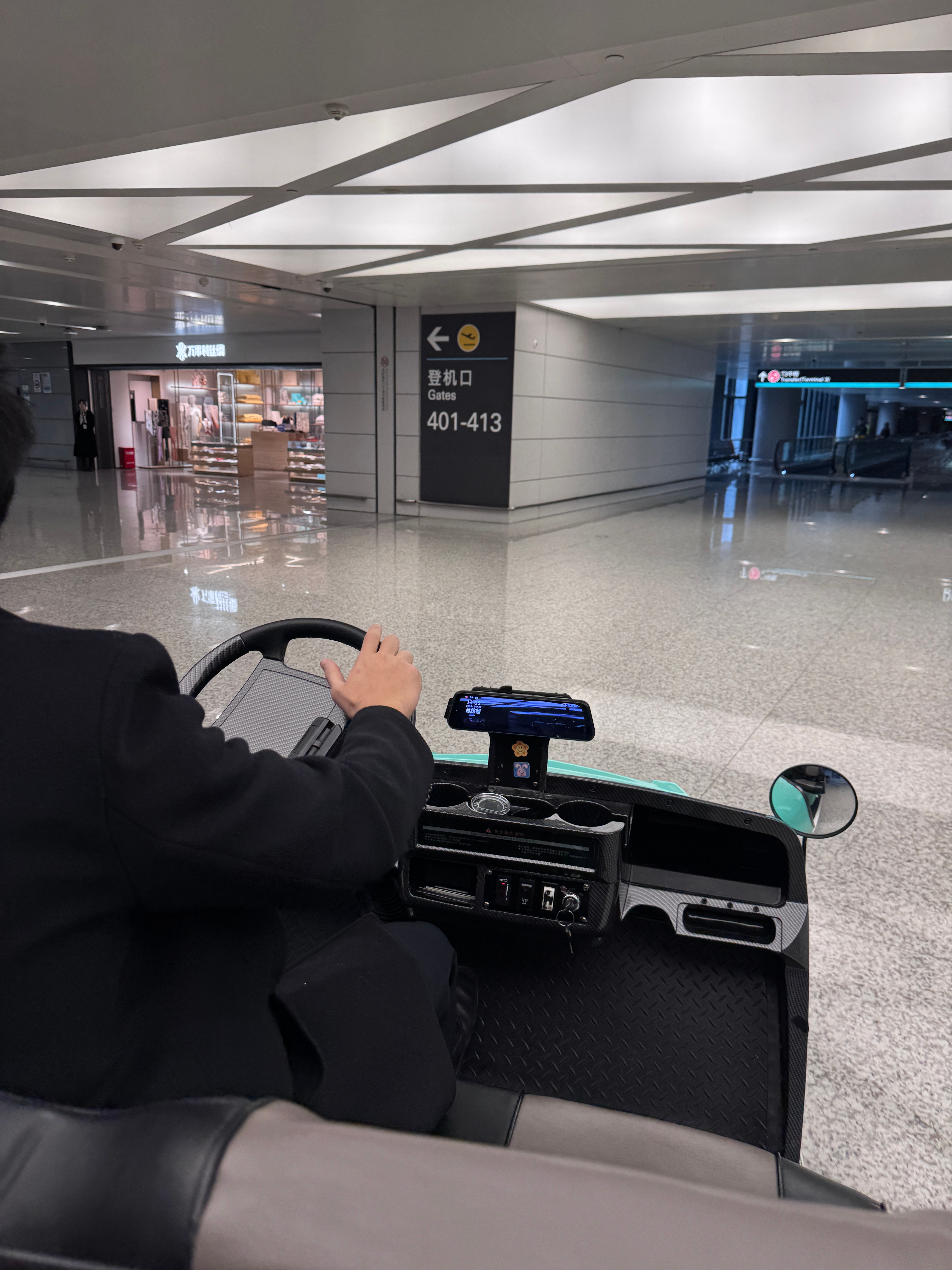 萧山机场的免费摆渡车，早上刚刷到中午就坐上了…好像现在很多航司都没有安全演示了吗