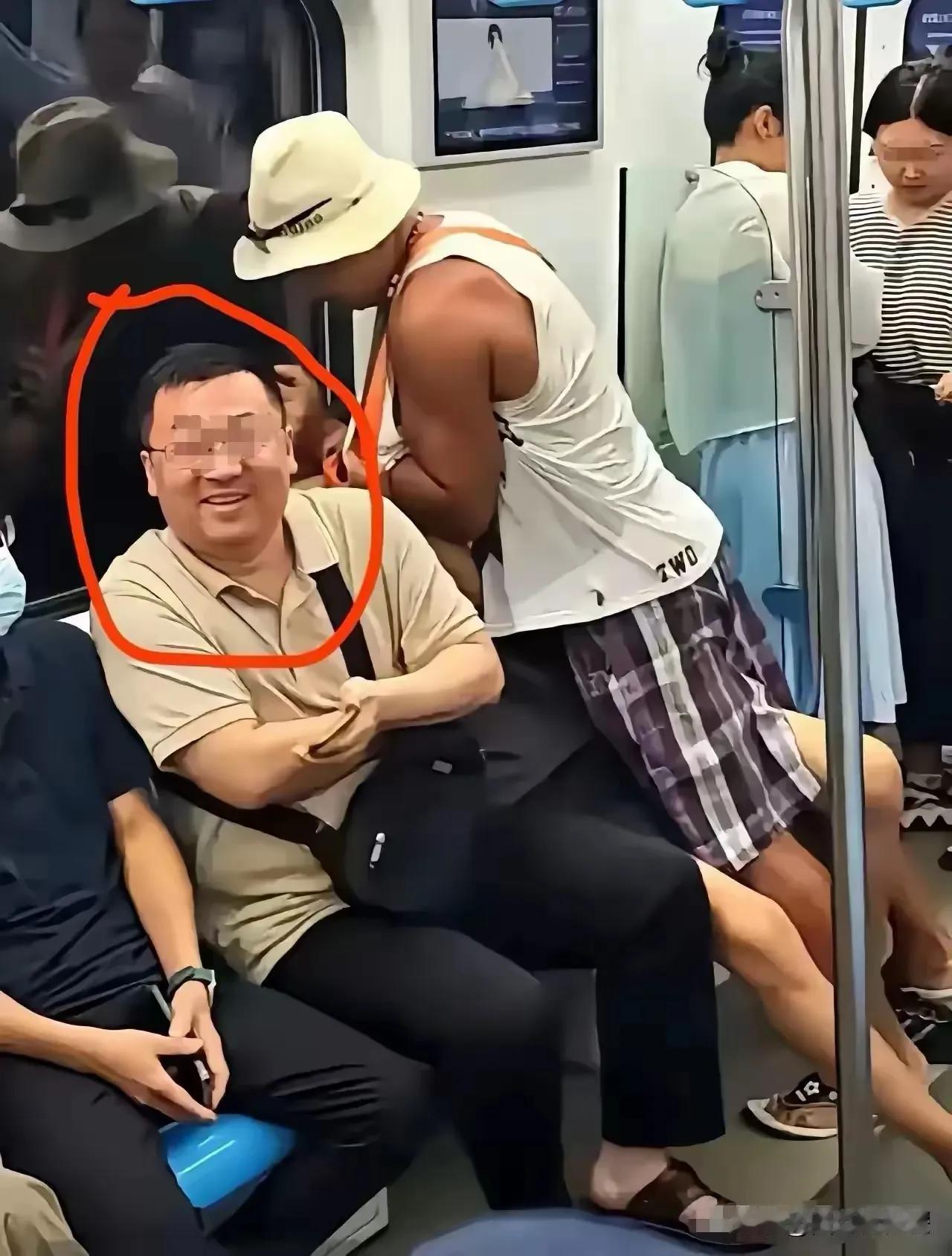 【竖眉嘲笑暴力汉】
这次笑哥的“笑”，引发无数人的解读，笑的含义？笑的无奈？还是